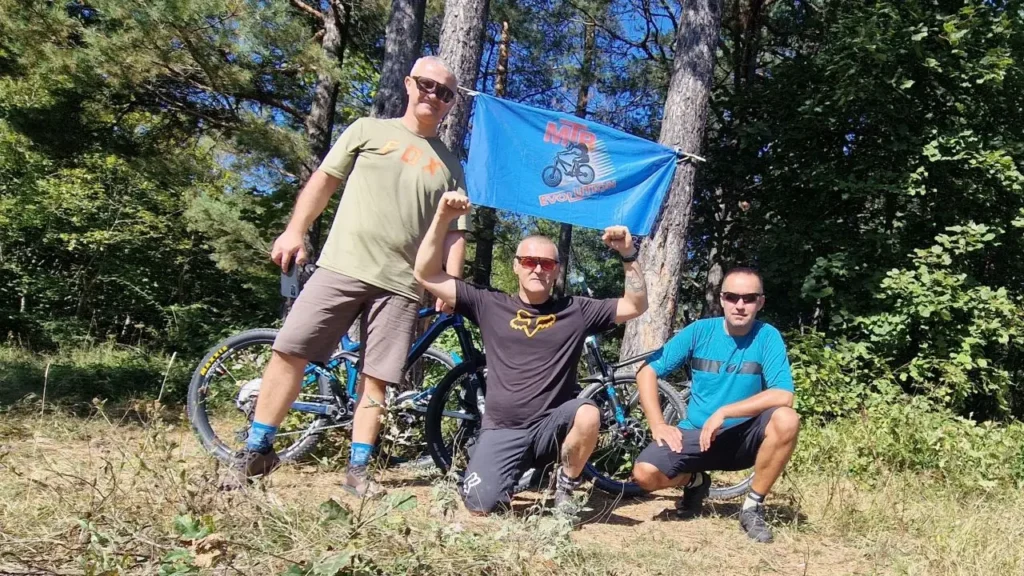 Članovi MTB Evolution tima na stazi – hero slika blog posta"