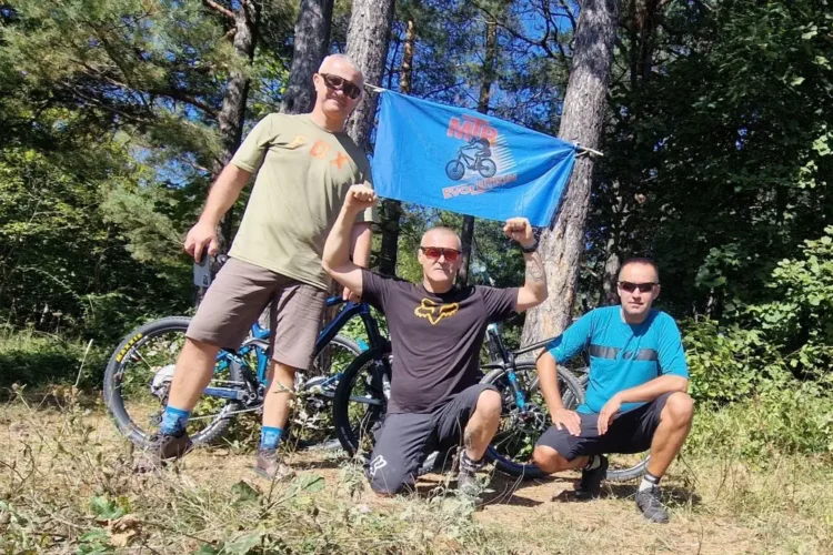 Članovi MTB Evolution tima na stazi – hero slika blog posta"