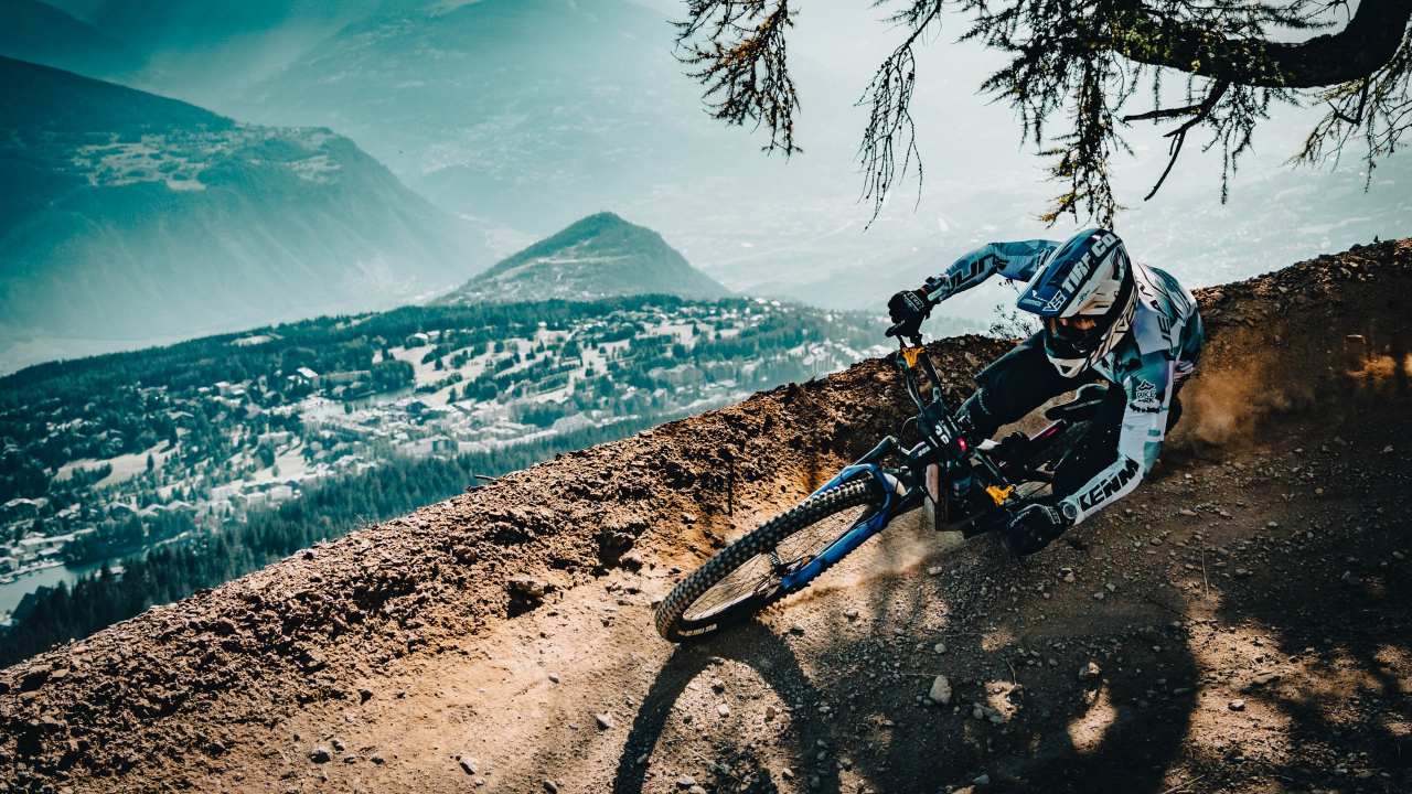MTB Downhill vozač u akciji