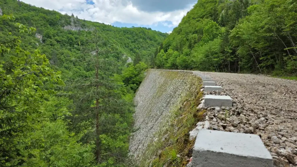 Široka gravel staza sa blagim usponom na Ćirinoj pruzi