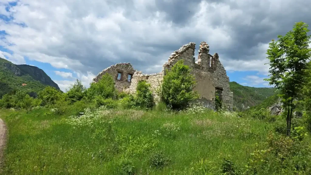 Željeznička stanica Dovlići - sada ruševina kao spomenik prošlog vremena