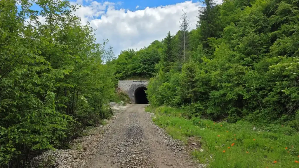 MTB biciklista prolazi kroz tunel na Ćirinoj pruzi Sarajevo–Pale