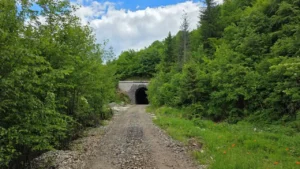 MTB biciklista prolazi kroz tunel na Ćirinoj pruzi Sarajevo–Pale