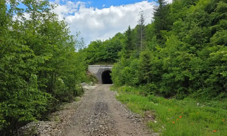 MTB biciklista prolazi kroz tunel na Ćirinoj pruzi Sarajevo–Pale