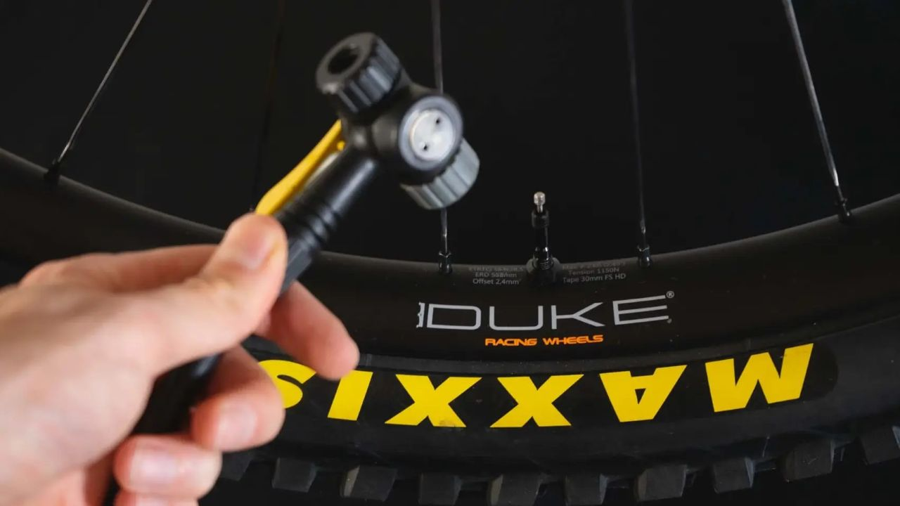 Tubeless sistem za bicikl: Kompletan vodič (2025)