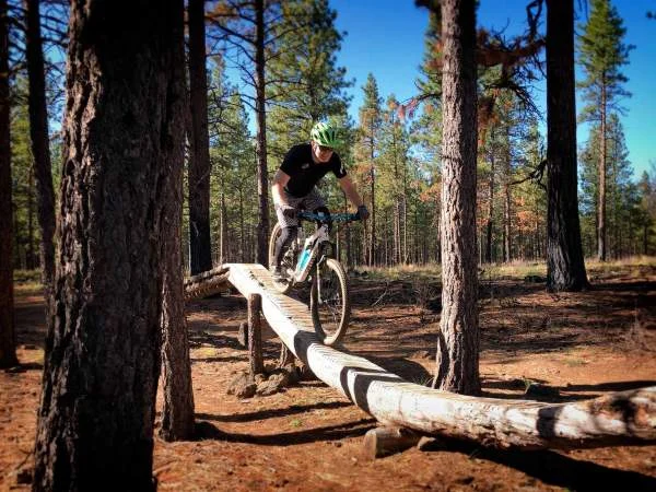 MTB log ride vožnja po deblu