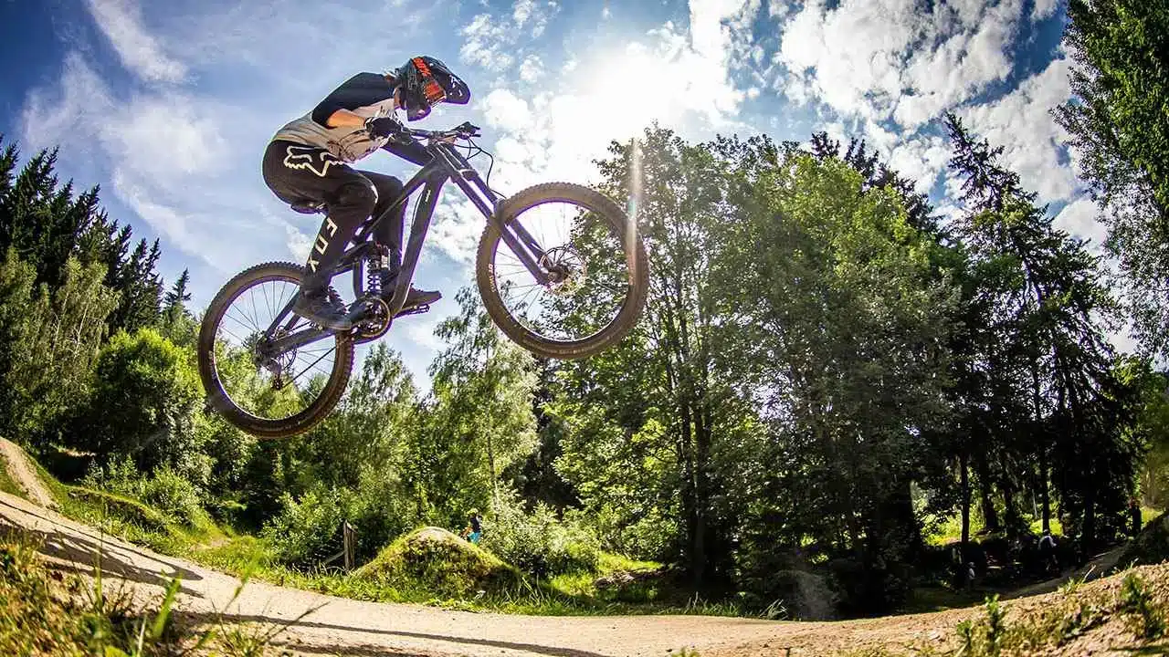 MTB jumps for beginners: jump types and training guide