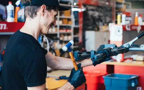Odvajanje donjih nogu viljuške gumenim čekićem