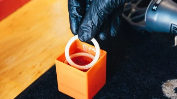 Potapanje sunđerastih prstenova u ulje za suspenziju