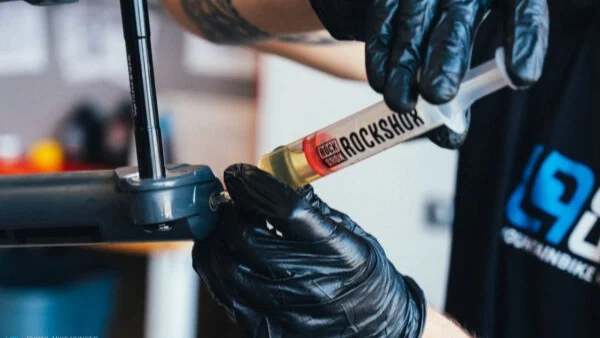 Sipanje ulja u donje noge viljuške špricom