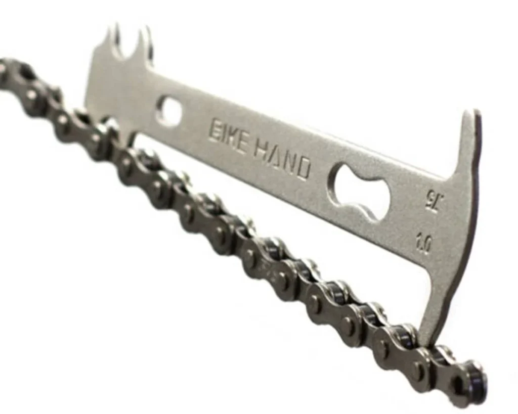 Drivetrain wear: chain checker in use
