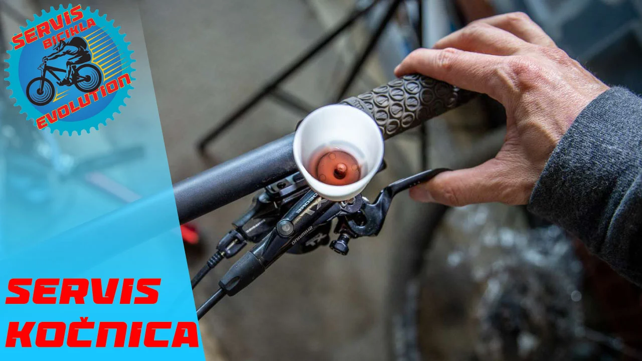 Majstor servisira hidraulične kočnice na biciklu