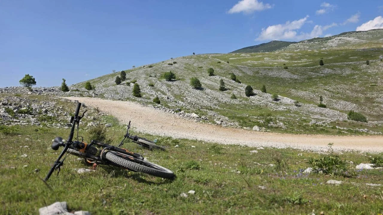 Bjelašnica MTB Maraton - vozači na stazi i pejzaž