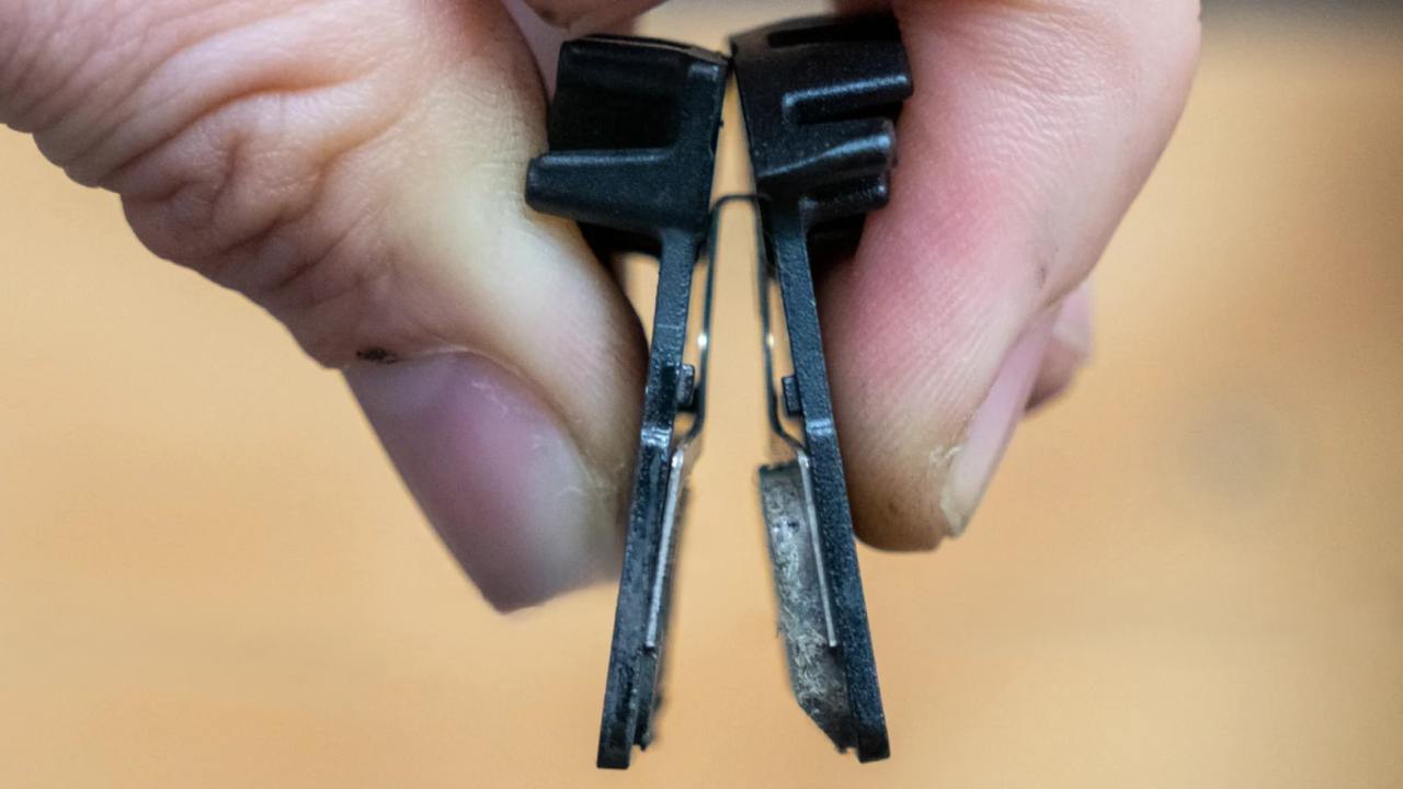 Poređenje: Nova kočiona pločica protiv potrošene (manje od 1.5mm)