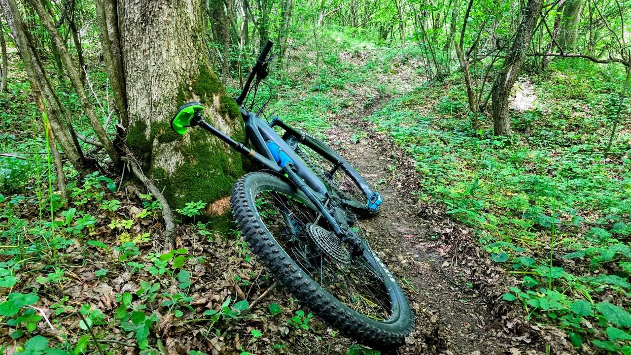 E-MTB bicikl u akciji na downhill stazi Jahorina