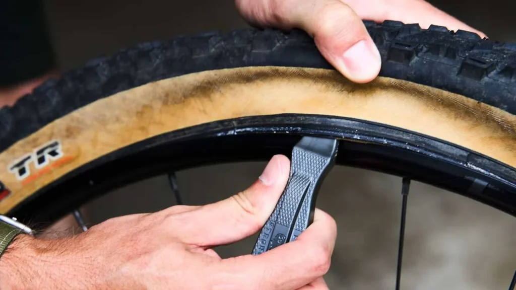 Changing a bike tire: tire levers and proper use