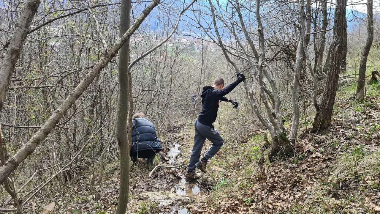 Probijanje kroz šikaru tokom izgradnje MTB staza