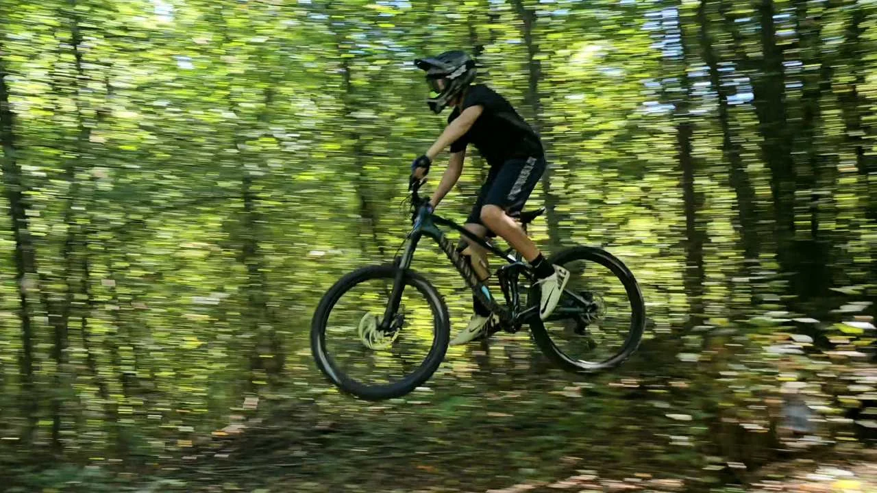 Teo u skoku na Katera stazi - Škola biciklizma za djecu MTB Evolution