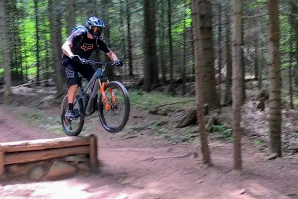 PRO vozač MTB Evolution u skoku