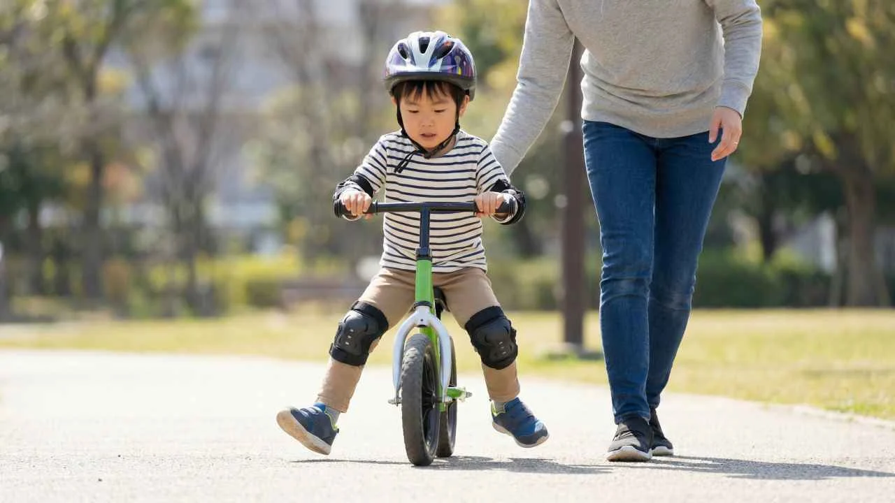 Dijete uči voziti bicikl bez pomoćnih točkića - MTB Evolution