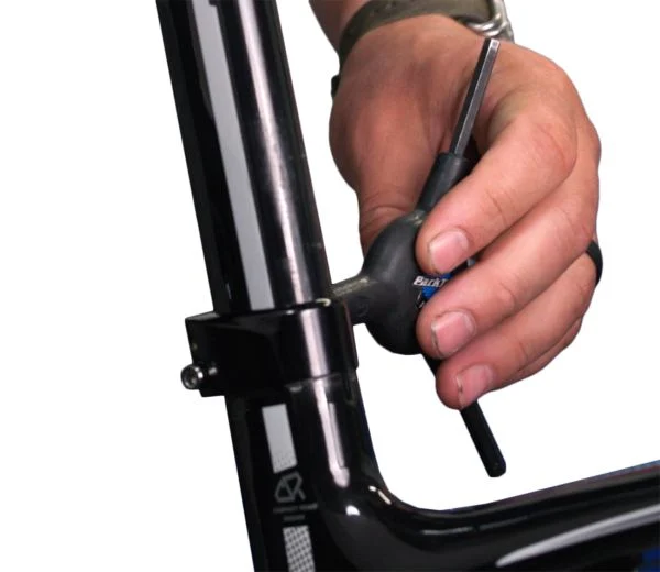 Zatezanje vijka za sjedište bicikla