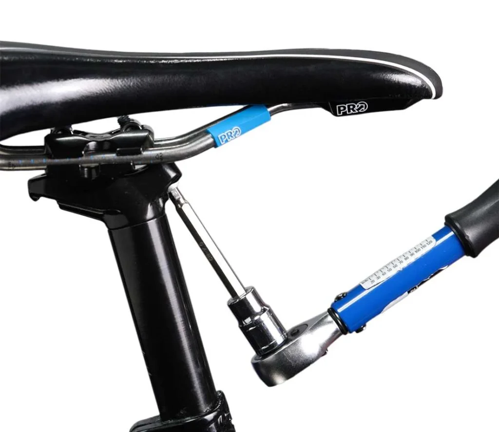 Tightening the saddle with a torque wrench