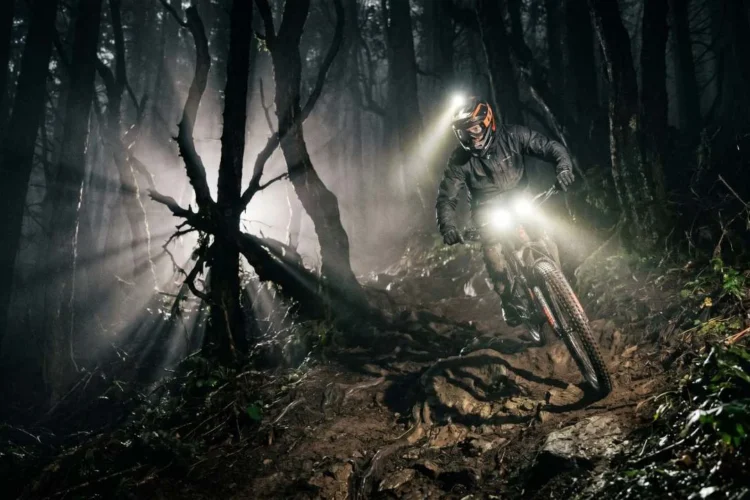 Noćna vožnja u bike parku: Oprema i adrenalin - noćna vožnja u bike parku, noćna vožnja bicikla, mtb rasvjeta za bicik, bike park oprema