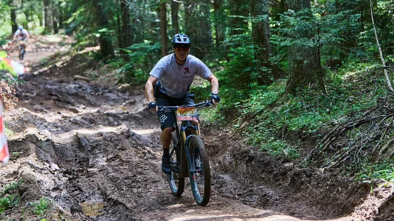 Vožnja po velikoj vrućini - MTB biciklista na stazi u Istočnom Sarajevu