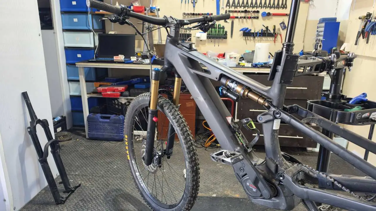 Fox amortizeri na enduro e-biciklu: Fox vilica i zadnji amortizer na biciklu u radionici MTB Evolution